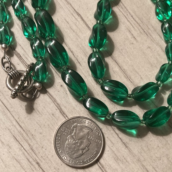 Vintage green glass bead necklace - Picture 7 of 7